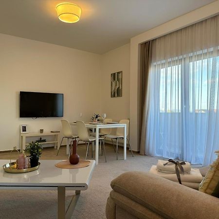 Luxury Glam Apartments & Studios Near Coresi Mall Brasov Bagian luar foto