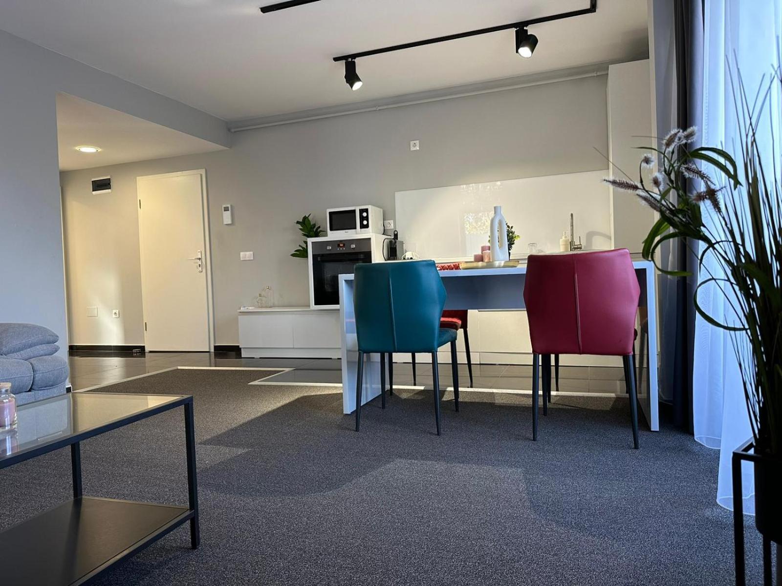 Luxury Glam Apartments & Studios Near Coresi Mall Brasov Bagian luar foto