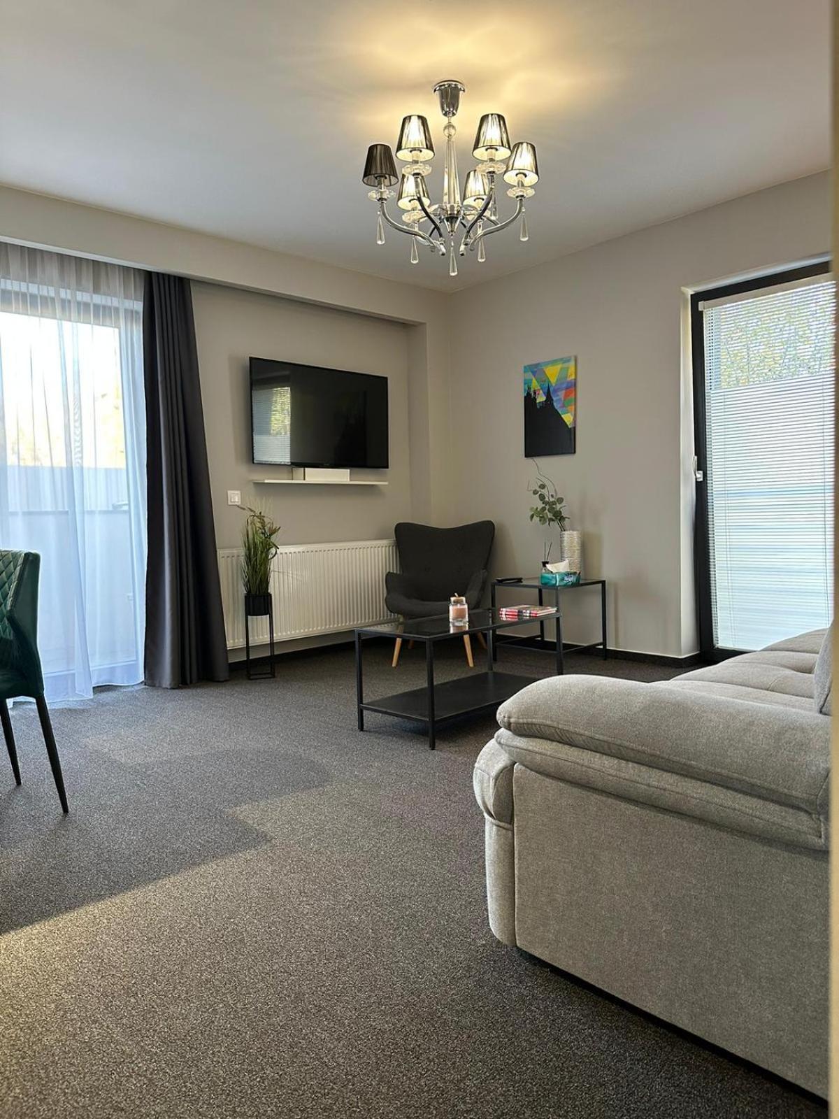 Luxury Glam Apartments & Studios Near Coresi Mall Brasov Bagian luar foto