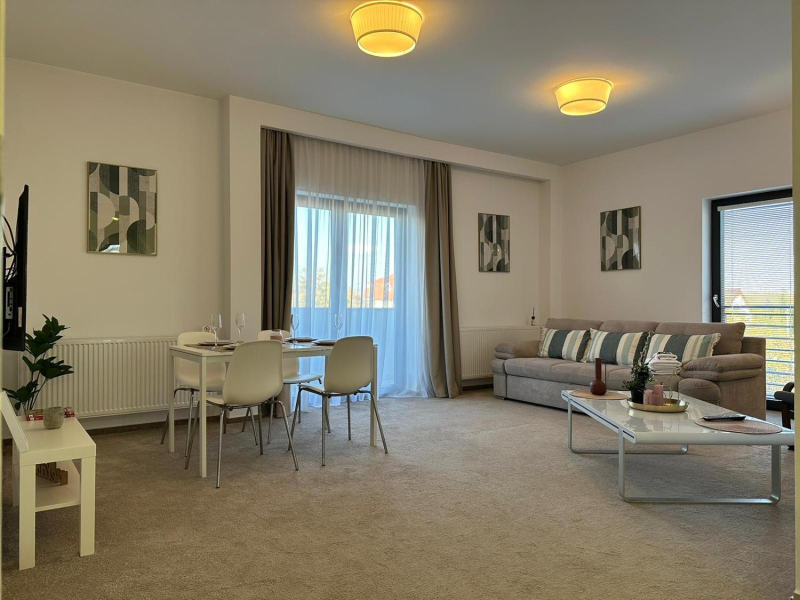 Luxury Glam Apartments & Studios Near Coresi Mall Brasov Bagian luar foto