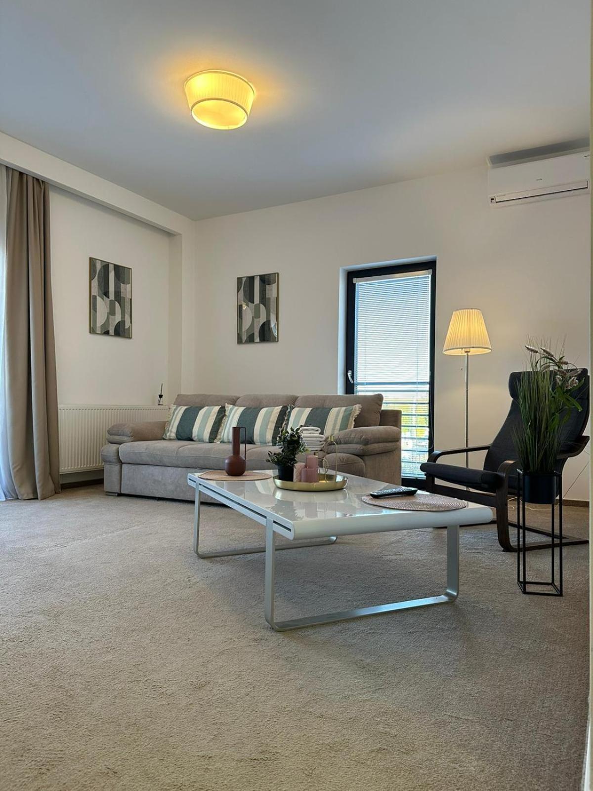 Luxury Glam Apartments & Studios Near Coresi Mall Brasov Bagian luar foto