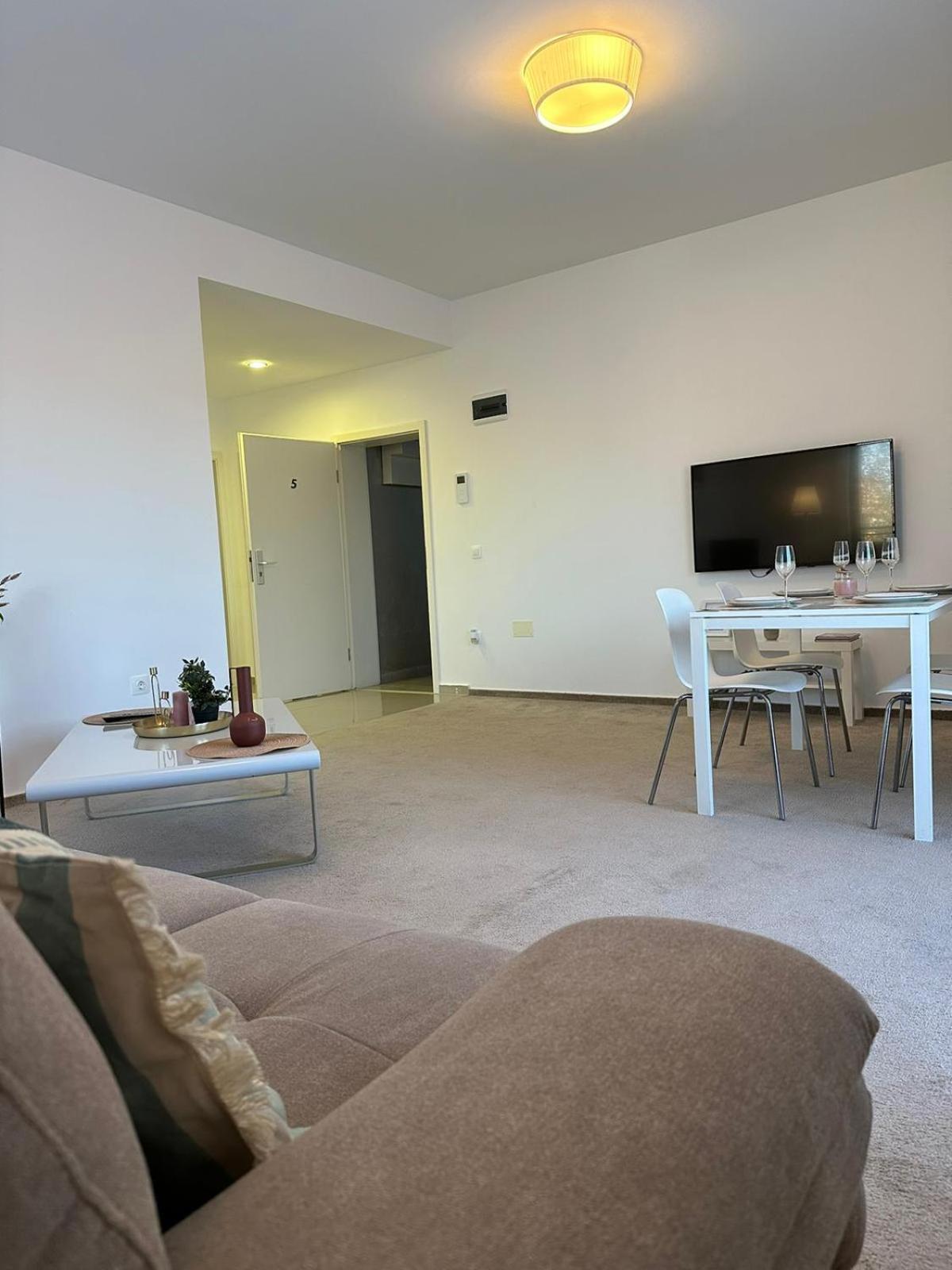 Luxury Glam Apartments & Studios Near Coresi Mall Brasov Bagian luar foto