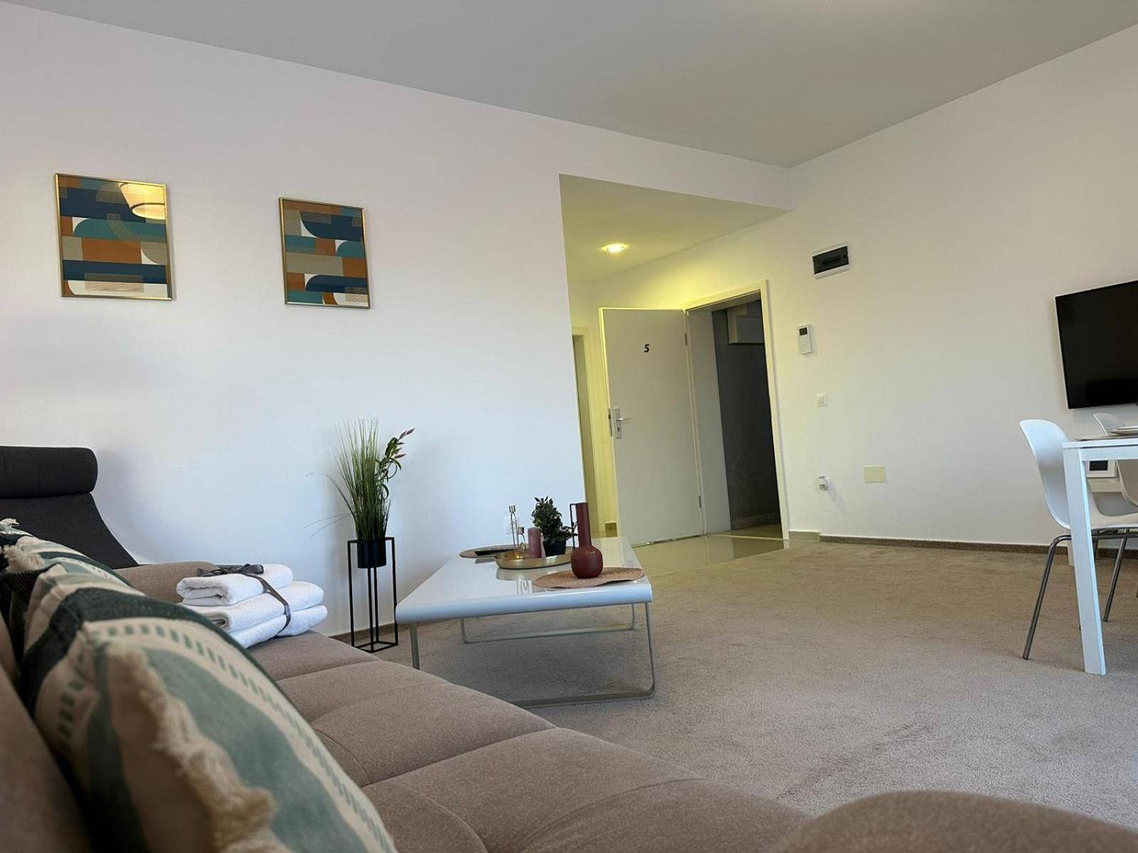 Luxury Glam Apartments & Studios Near Coresi Mall Brasov Bagian luar foto